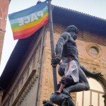 Il Nettuno vestito con i colori della pace il 21 marzo del 2003
